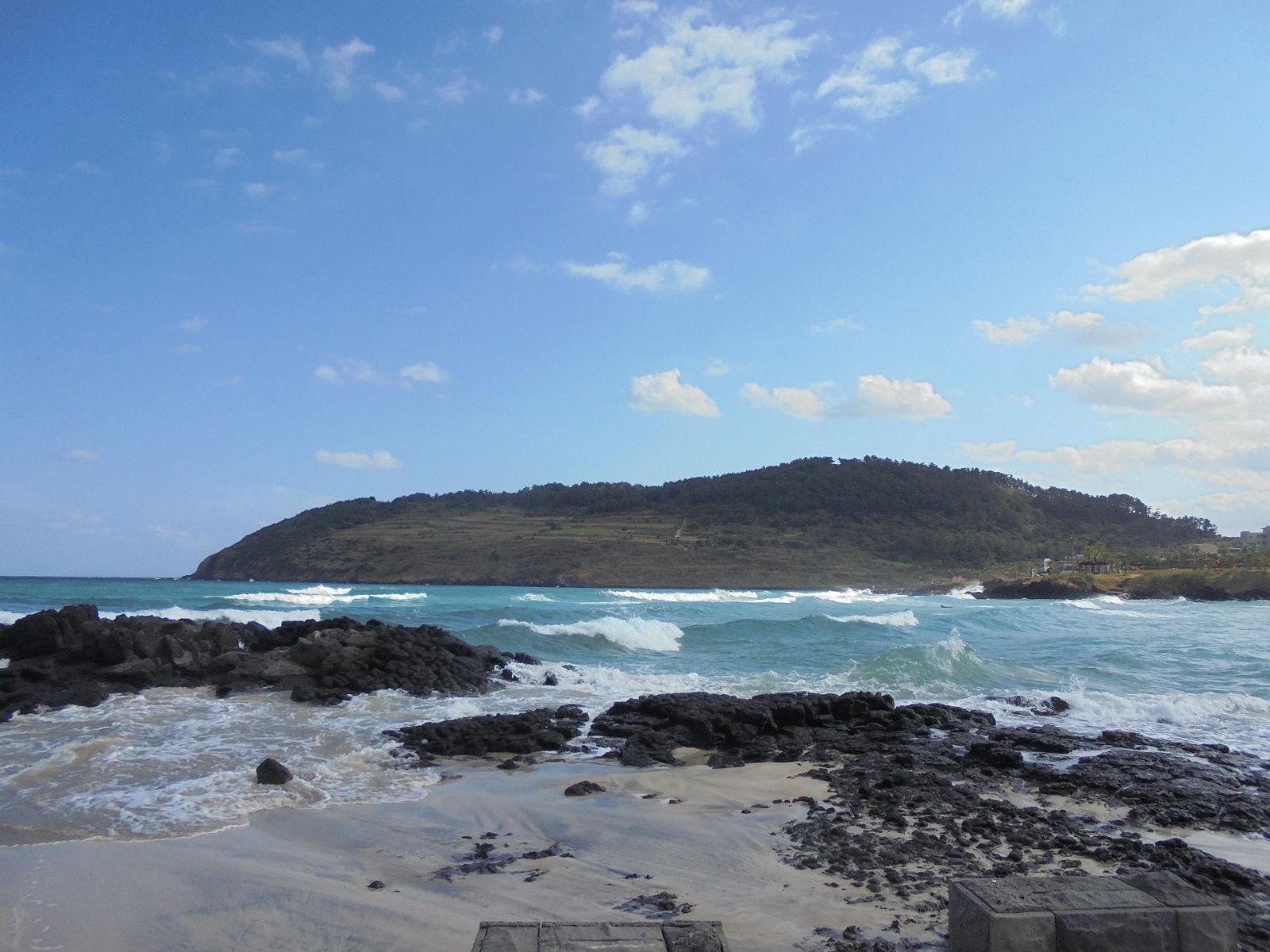 Rondreis Zuid-Korea, excursie Jeju Island oostkust, Hamdeok Beach strand met blauwe zee