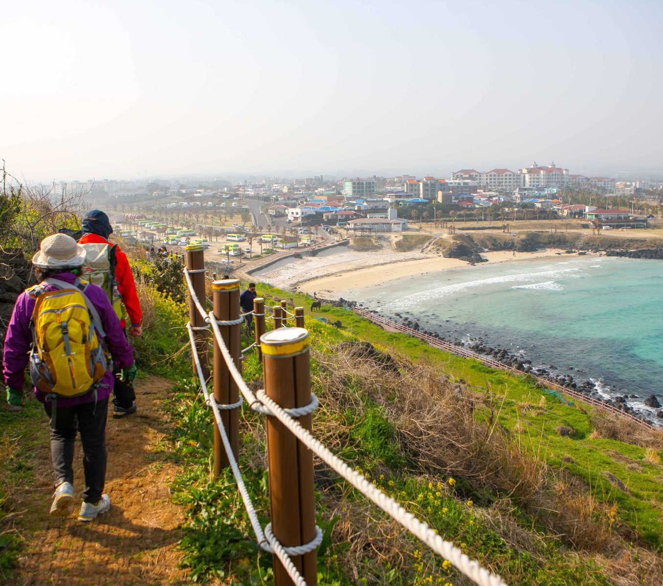 Rondreis Zuid-Korea, excursie Jeju Island oostkust, Hamdeok Beach strand met wandelaars