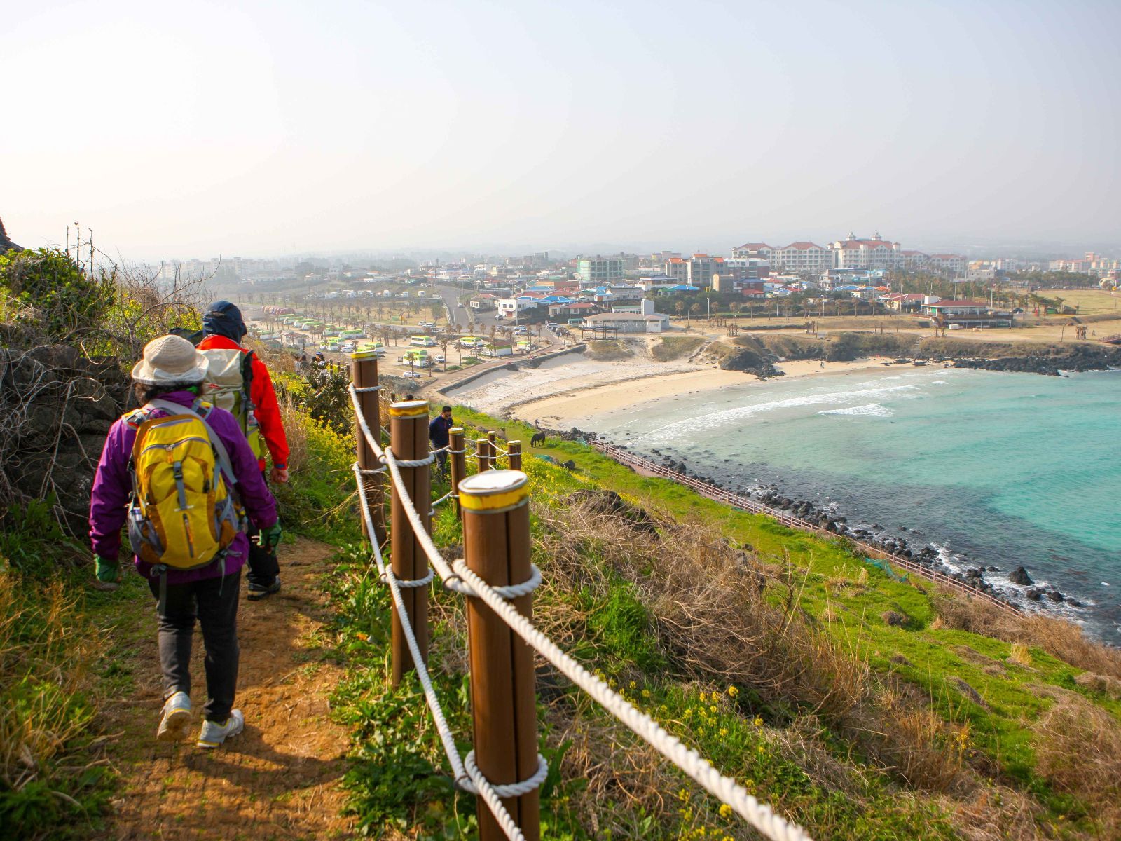 Rondreis Zuid-Korea, excursie Jeju Island oostkust, Hamdeok Beach strand met wandelaars