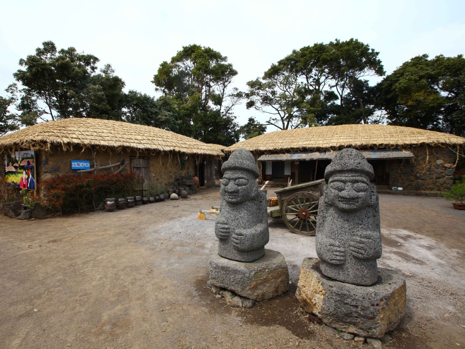 Rondreis Zuid-Korea, excursie Jeju Island oostkust, Seongeup Folk Village met beelden