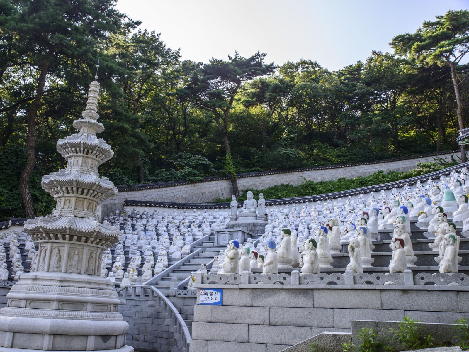 Rondreis Zuid-Korea, excursie Jeju Island westkust, Bomunsa Temple witte beelden