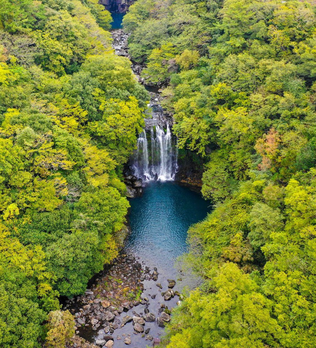 Rondreis Zuid-Korea, excursie Jeju Island westkust, Cheonjeyeon watervallen bovenaanzicht