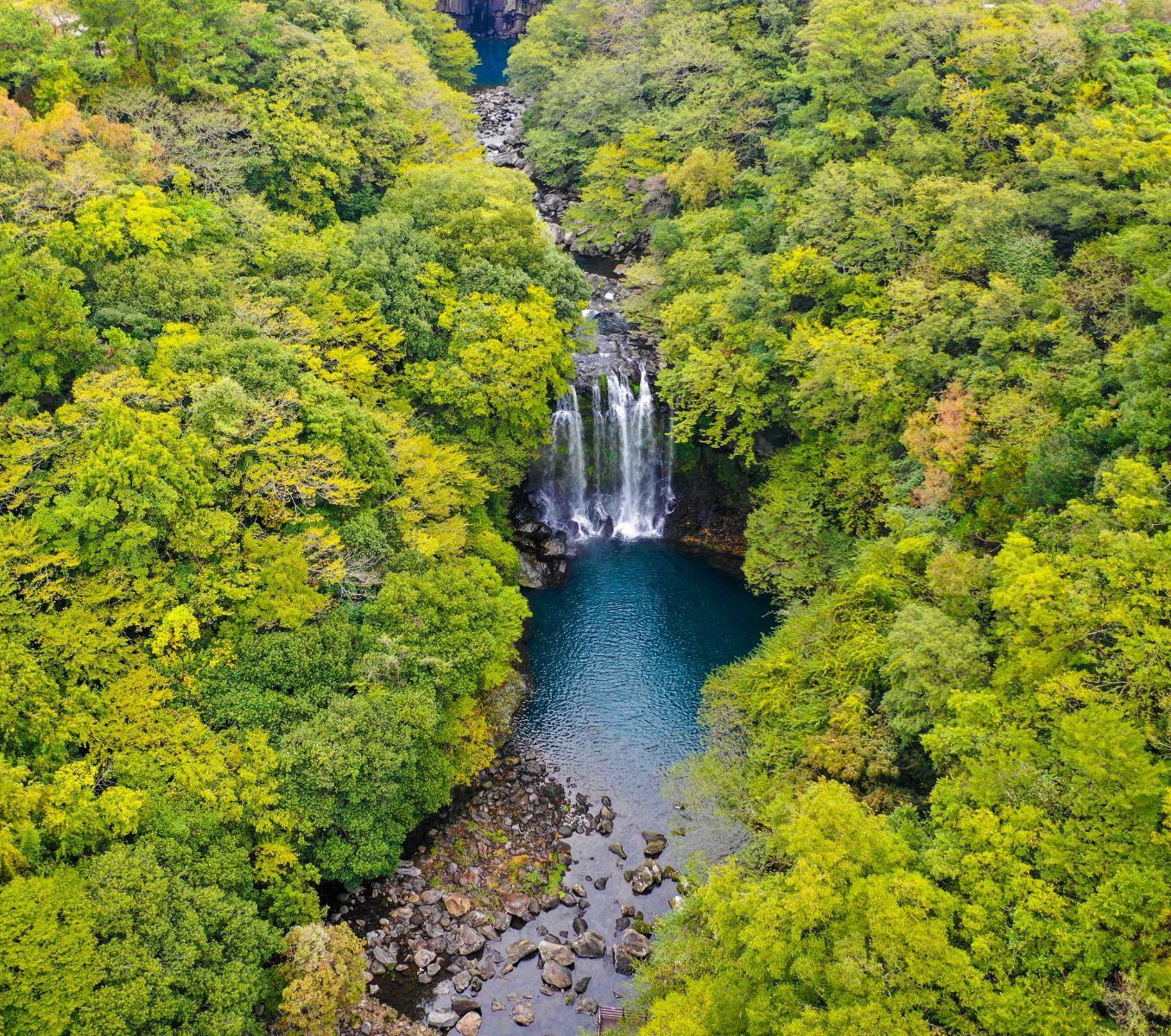 Rondreis Zuid-Korea, excursie Jeju Island westkust, Cheonjeyeon watervallen bovenaanzicht