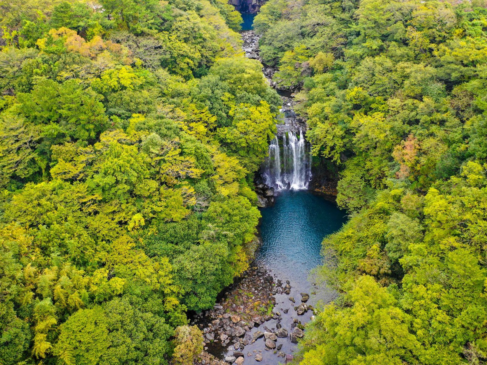 Rondreis Zuid-Korea, excursie Jeju Island westkust, Cheonjeyeon watervallen bovenaanzicht