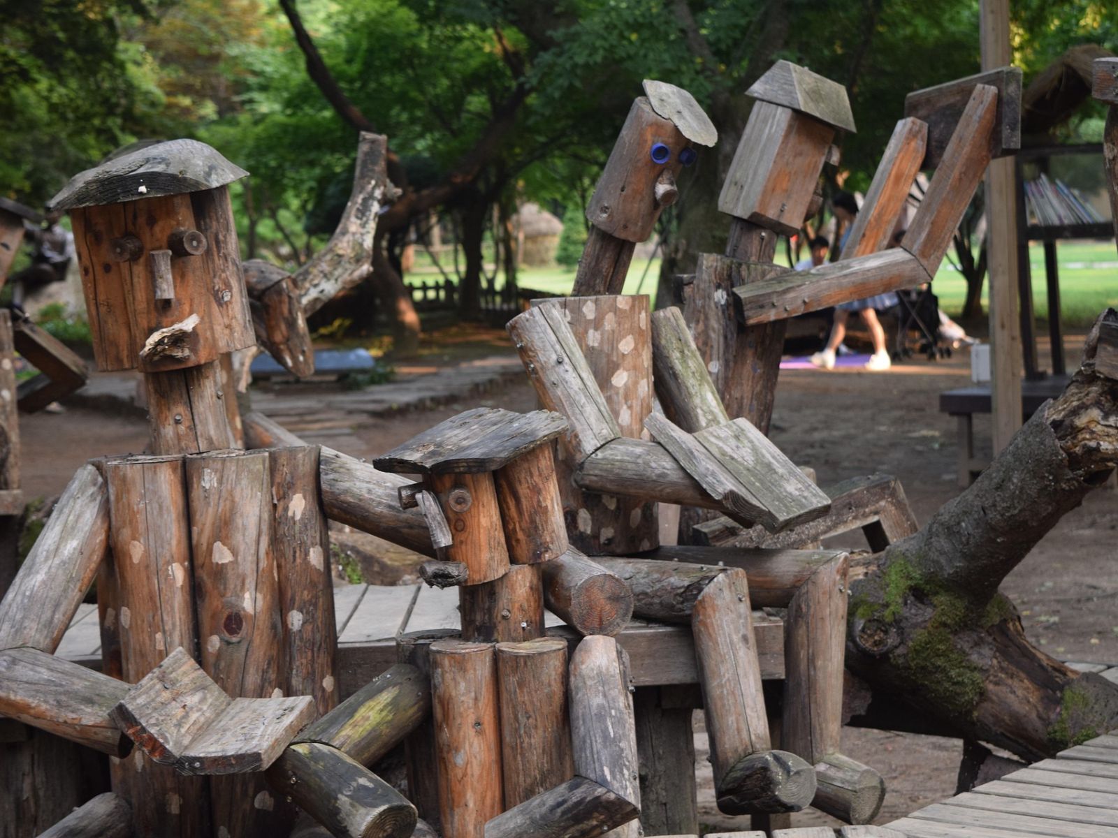 Rondreis Zuid-Korea, excursie Nami Island Tour, houten sculpturen