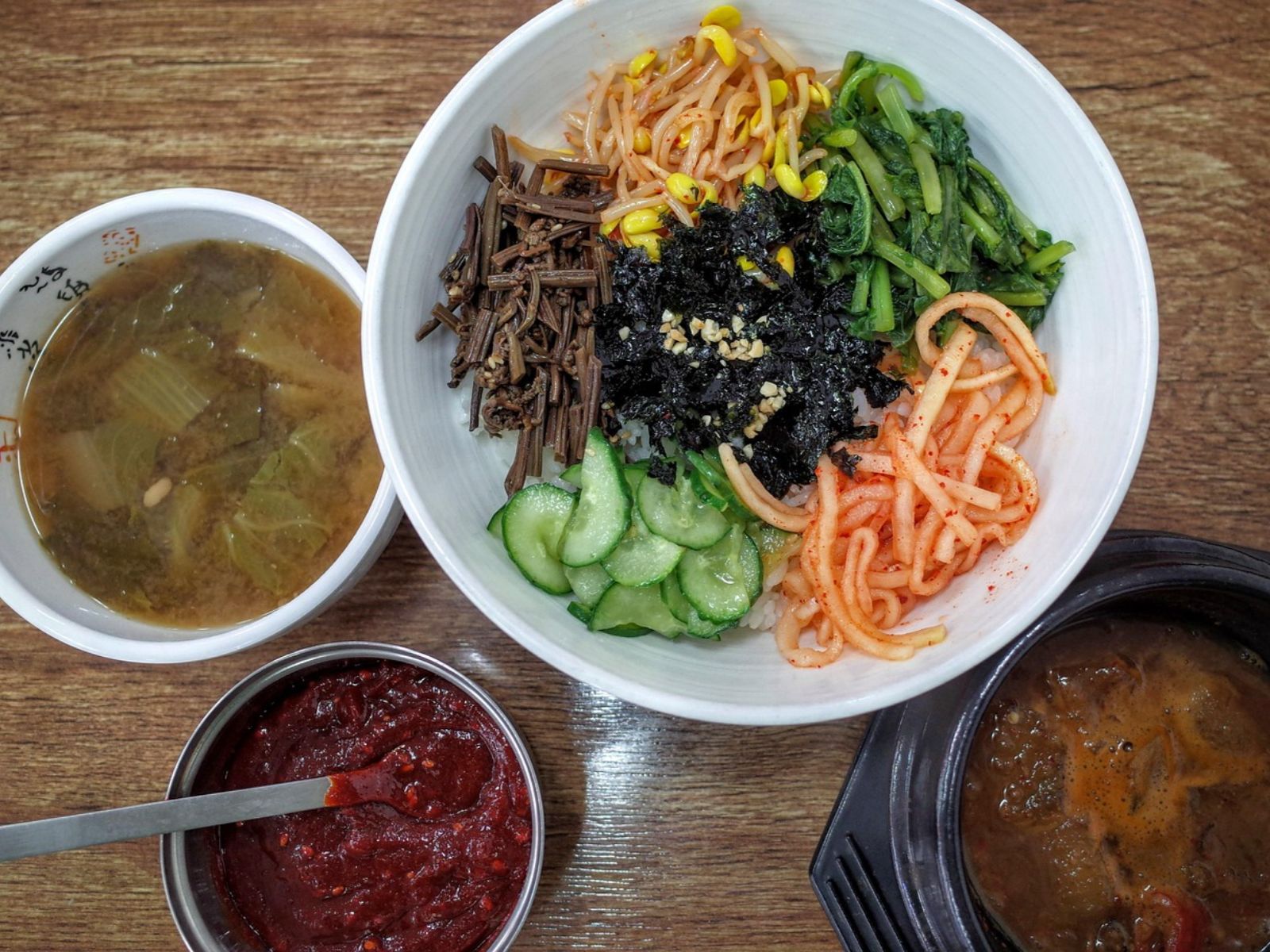 Rondreis Zuid-Korea, excursie bibimbap kookworkshop, bibimbap hapjes in schalen