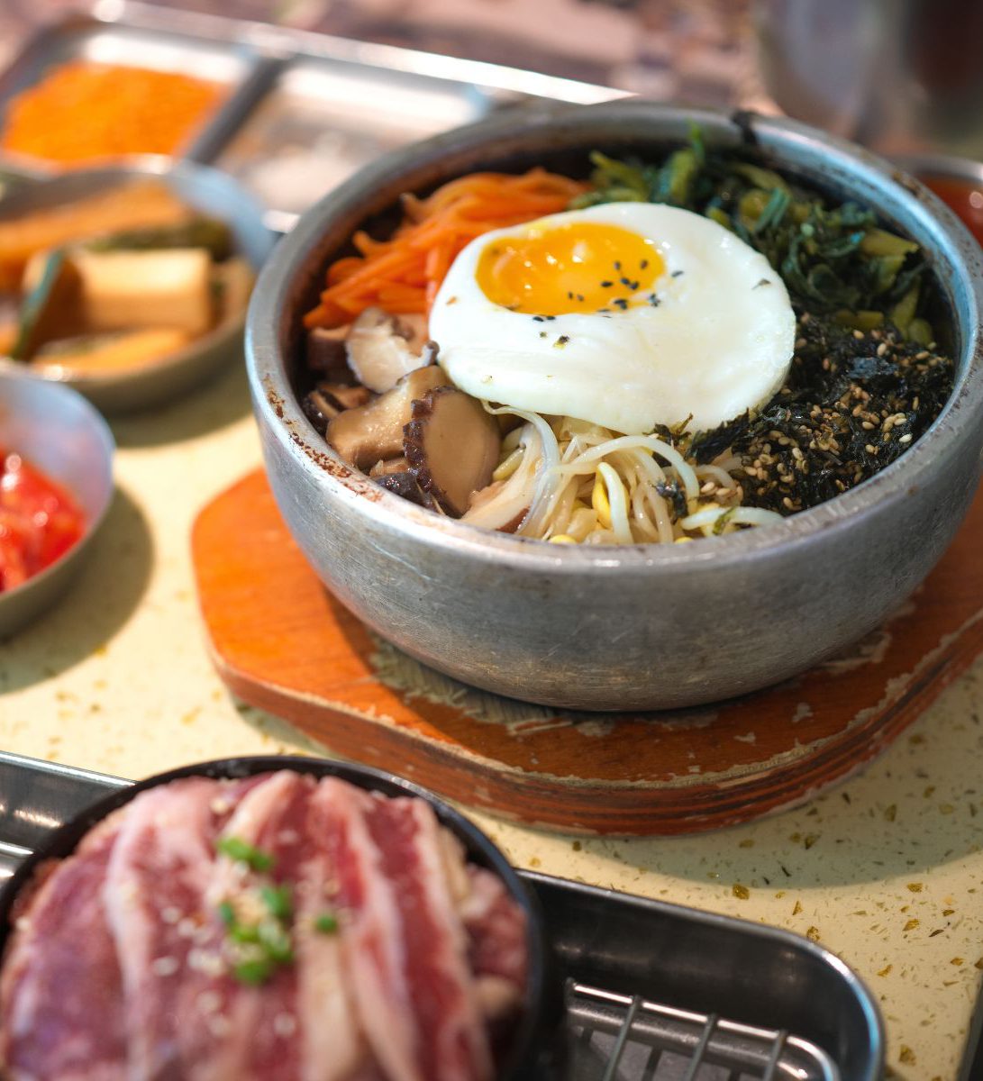 Rondreis Zuid-Korea, excursie bibimbap kookworkshop, bibimbap met ei, vlees en side dishes
