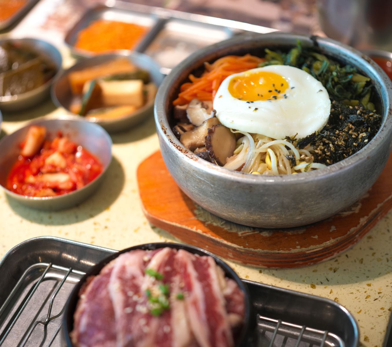 Rondreis Zuid-Korea, excursie bibimbap kookworkshop, bibimbap met ei, vlees en side dishes