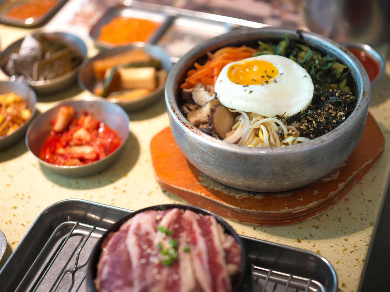 Rondreis Zuid-Korea, excursie bibimbap kookworkshop, bibimbap met ei, vlees en side dishes