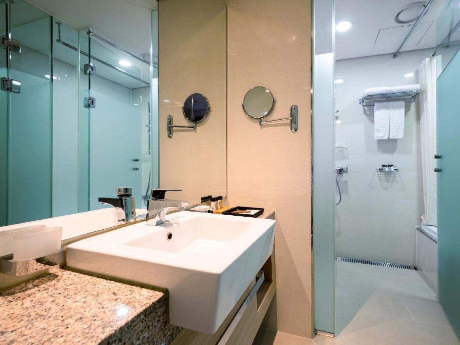 rondreis zuid-korea, seoul, stanford hotel seoul, badkamer met douche