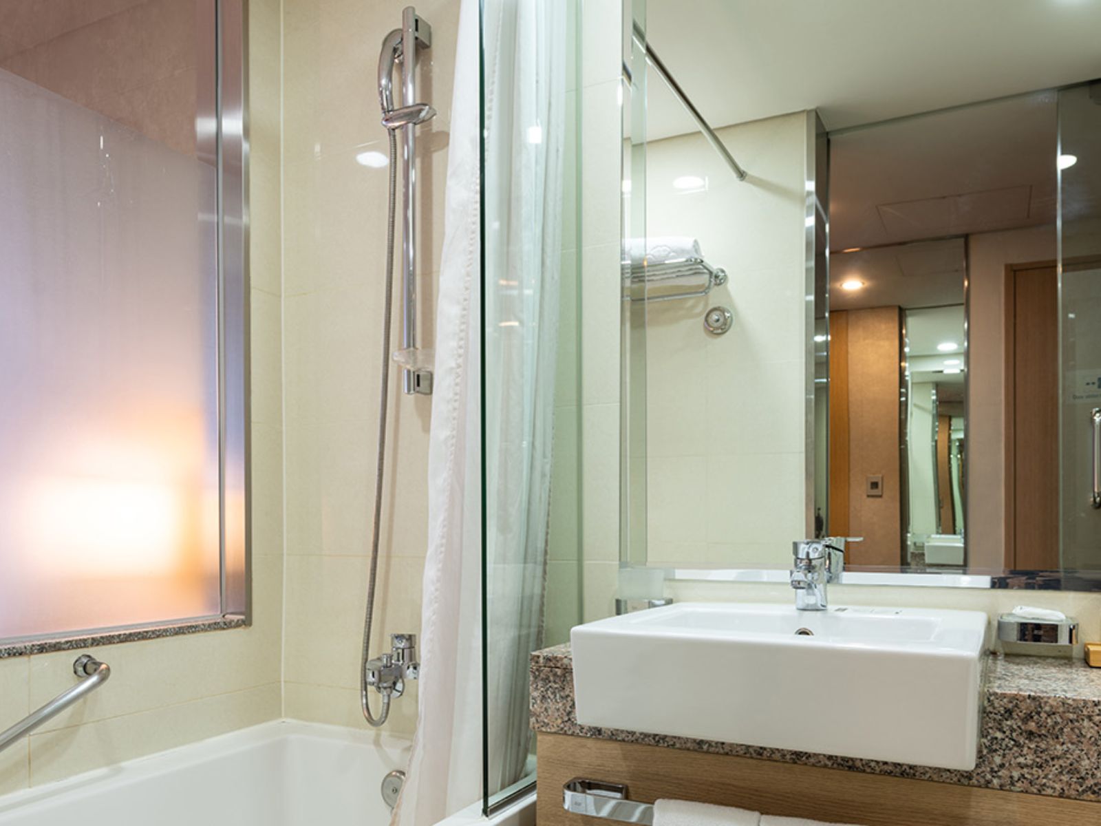 rondreis zuid-korea, seoul, stanford hotel seoul, badkamer met ligbad