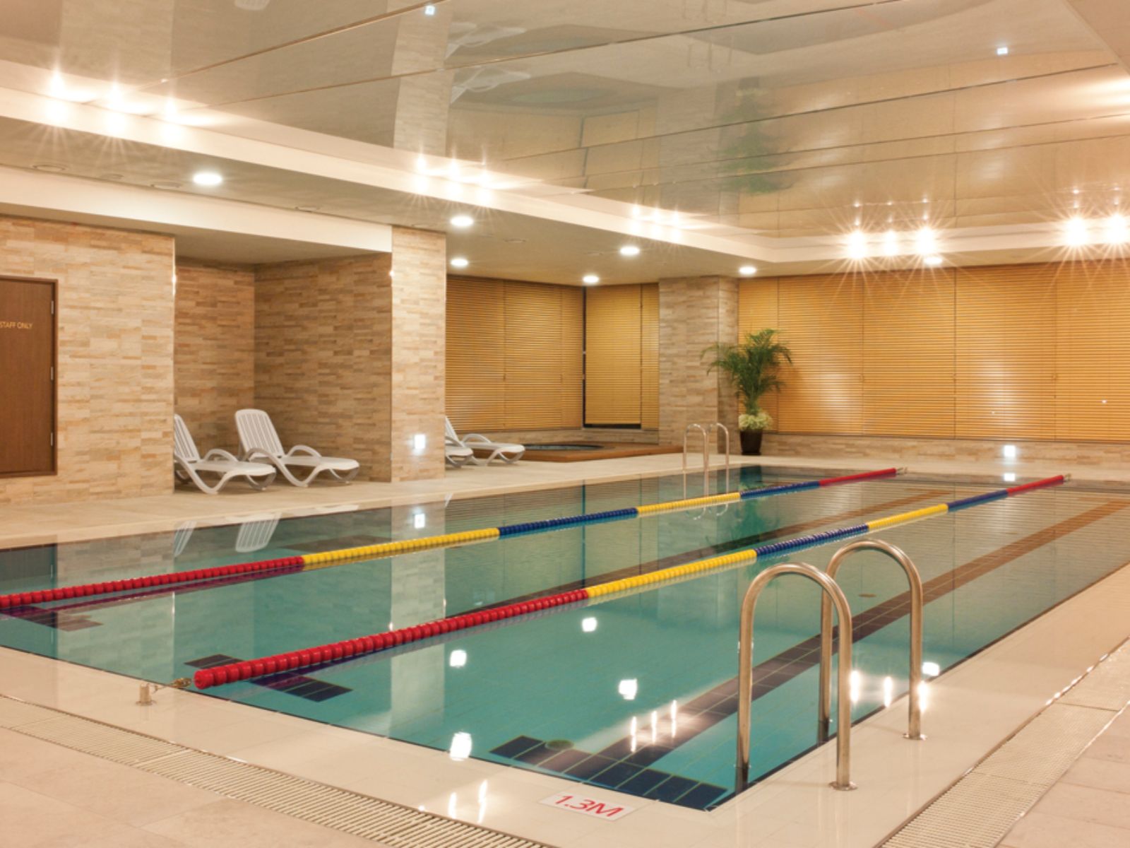 rondreis zuid-korea, seoul, stanford hotel seoul, zwembad