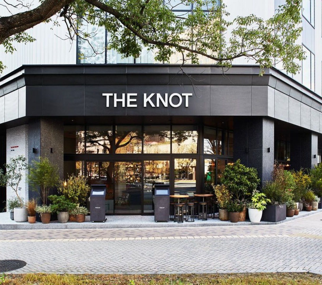 Rondreis-Japan-Hiroshima-Hotel-The-Knot-buitenaanzicht-entree-aspect-ratio-565-500