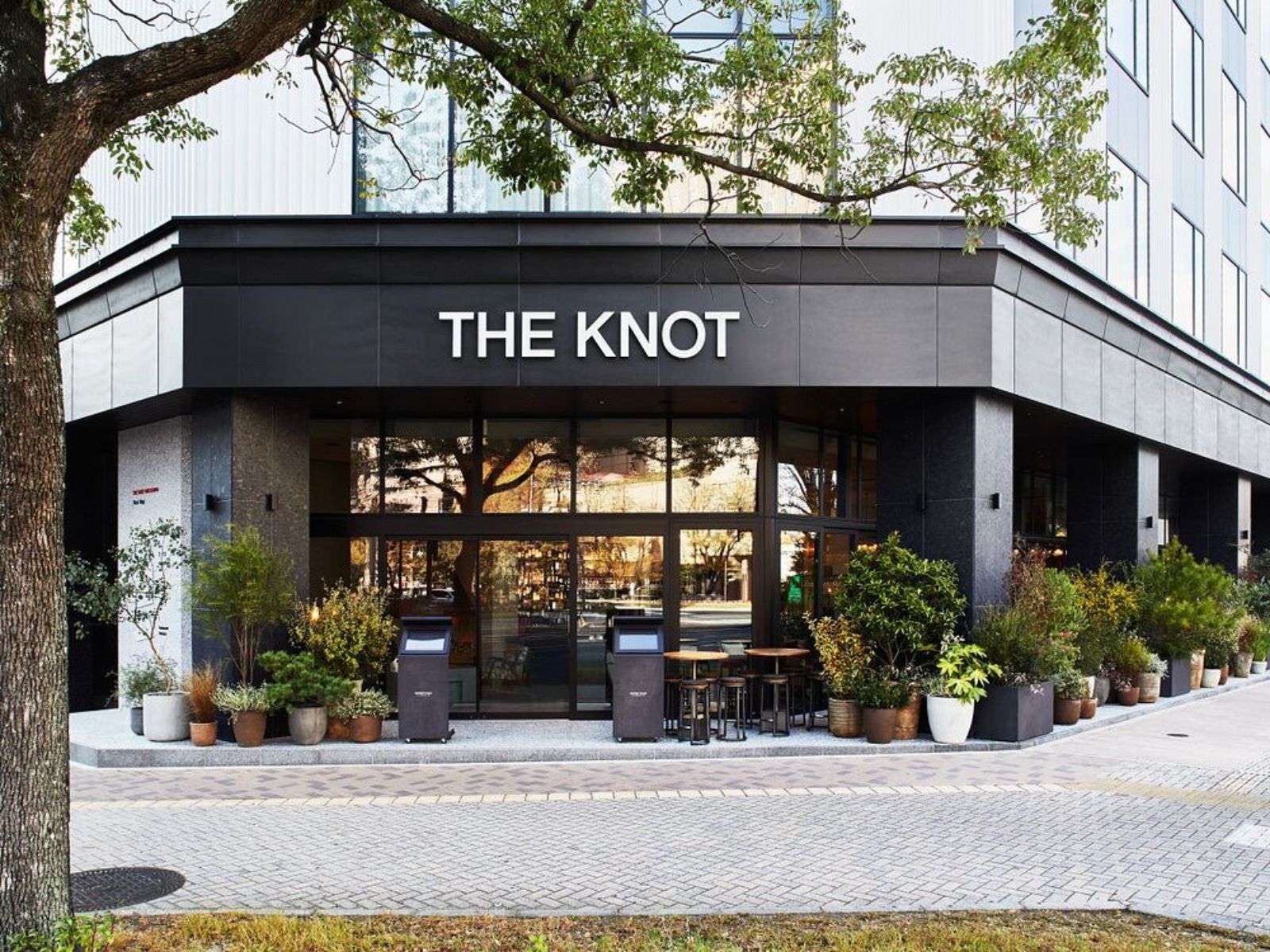 Rondreis Japan, Hiroshima, Hotel The Knot, buitenaanzicht entree