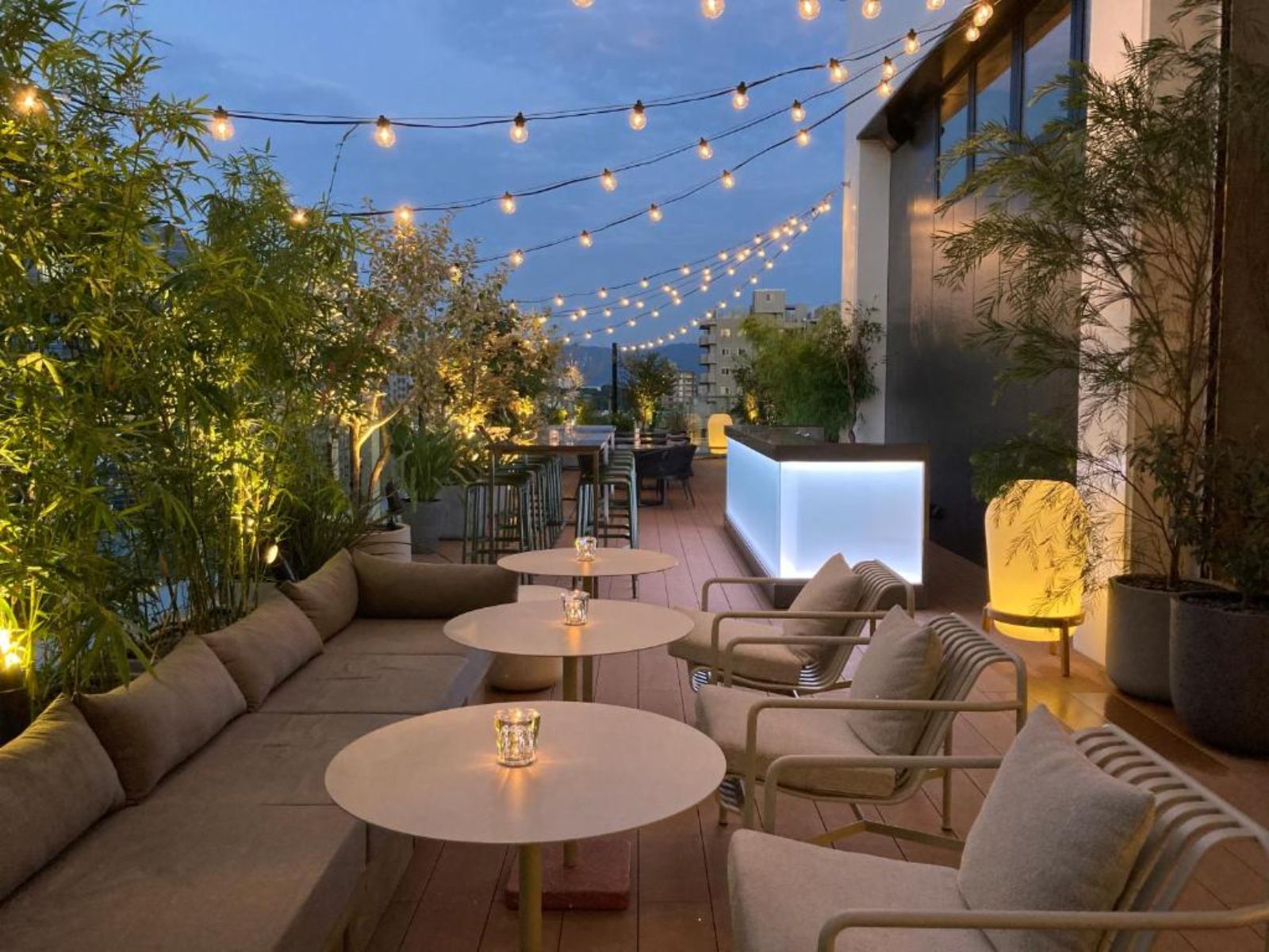 Rondreis Japan, Hiroshima, Hotel The Knot, dakterras in de avond