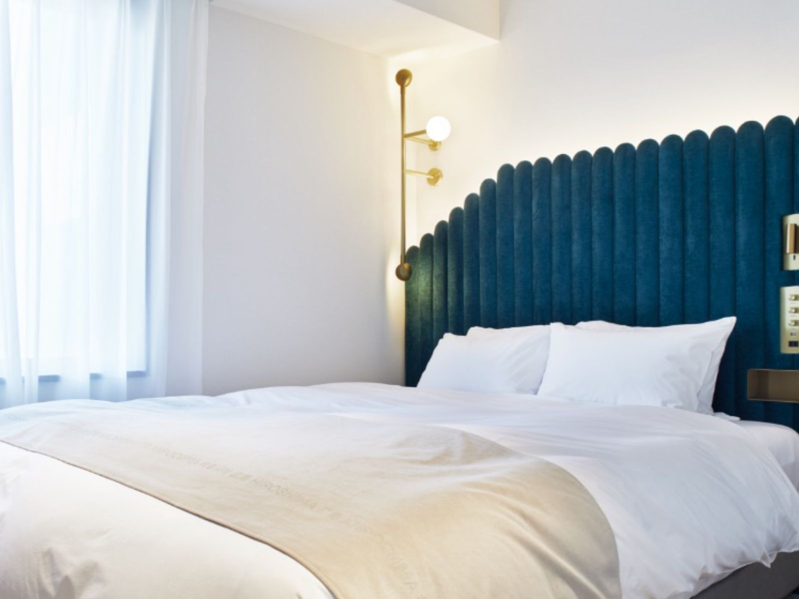 Rondreis Japan, Hiroshima, Hotel The Knot, tweepersoonskamer met queenbed