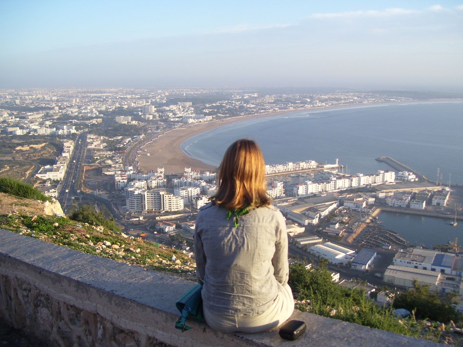 Rondreis Marokko, Agadir, vrouw die uitkijkt over Agadir