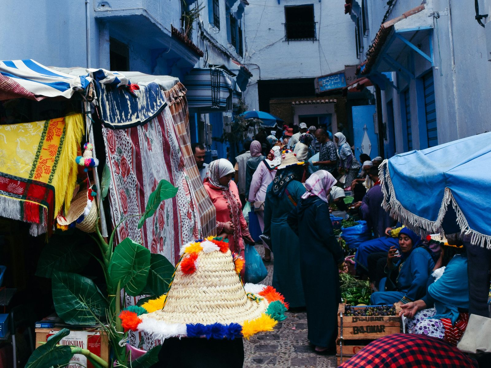 Rondreis Marokko, Chefchaouen, Excursie Chefchaouen en diner, Blauw straatje met winkels