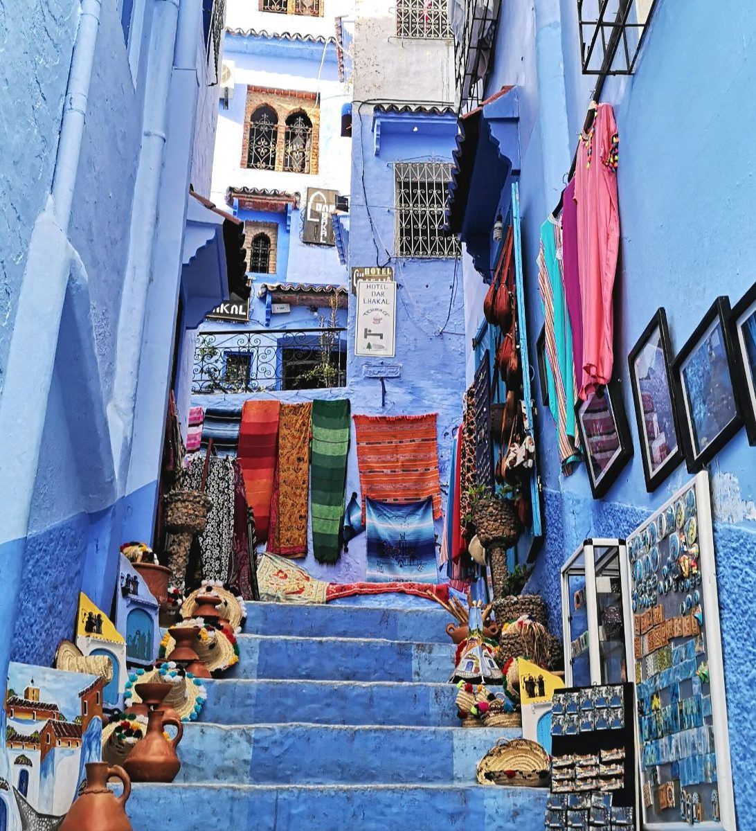 Rondreis Marokko, Chefchaouen, Excursie Chefchaouen en diner, Blauwe straat met trap en kunstwerken