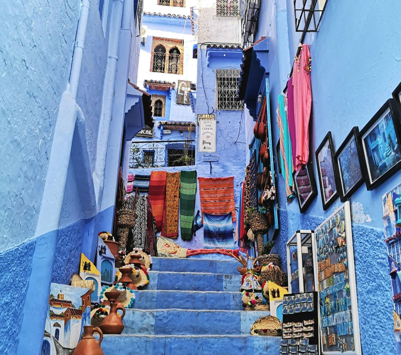 Rondreis Marokko, Chefchaouen, Excursie Chefchaouen en diner, Blauwe straat met trap en kunstwerken