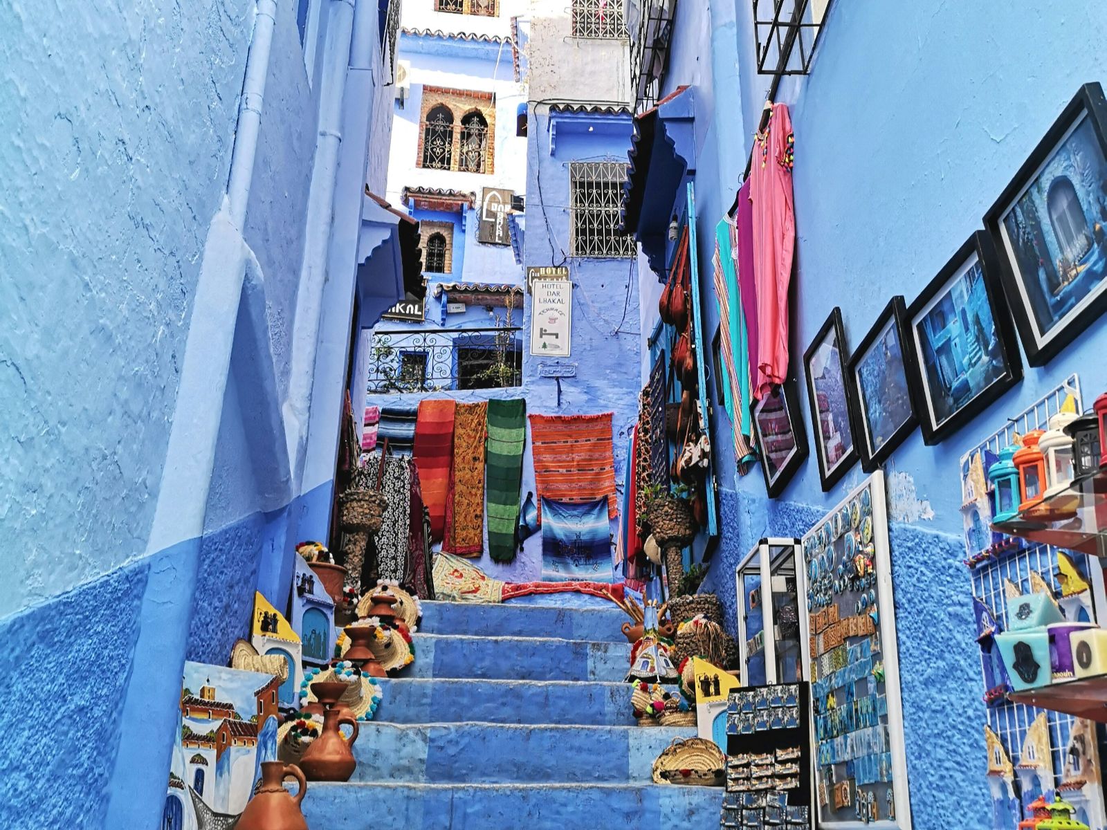 Rondreis Marokko, Chefchaouen, Excursie Chefchaouen en diner, Blauwe straat met trap en kunstwerken