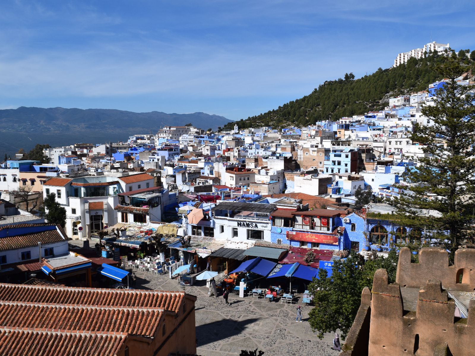 Rondreis Marokko, Chefchaouen, Excursie Chefchaouen en diner, blauwe huizen tegen een berg