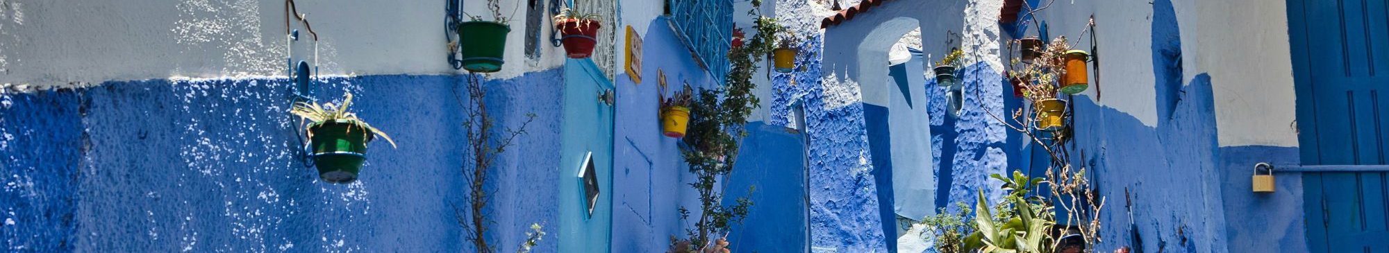 Rondreis-Marokko-Chefchaouen-blauwe-trap-tussen-huizen-door