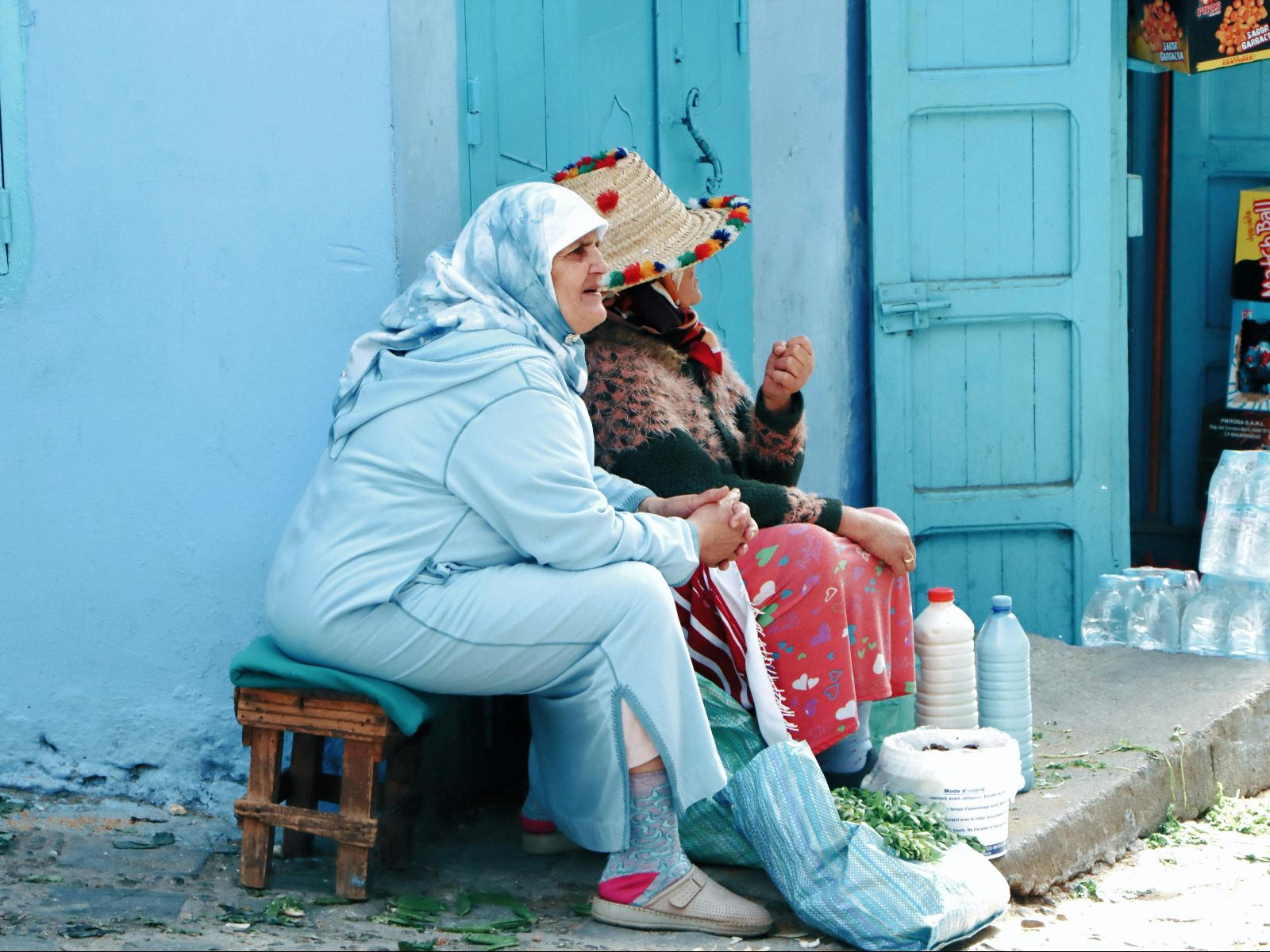 Rondreis Marokko, Chefchaouen, excursie Chefchaouen stad & diner, vrouwen straat