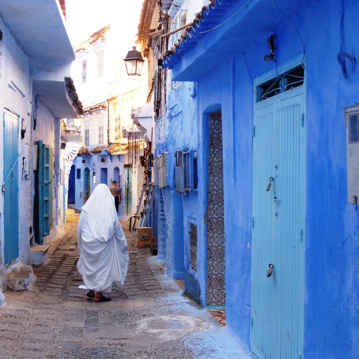 Rondreis-Marokko-Chefchaouen-iemand-in-de-straat