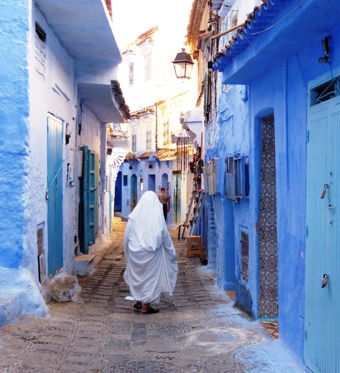 Rondreis-Marokko-Chefchaouen-iemand-in-de-straat