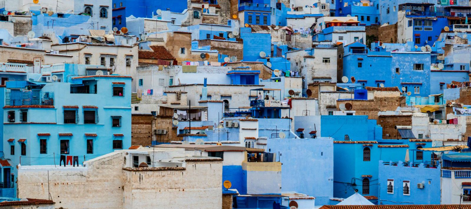 Rondreis-Marokko-Chefchaouen-verschillende-gekleurde-gebouwen-aspect-ratio-1512-672