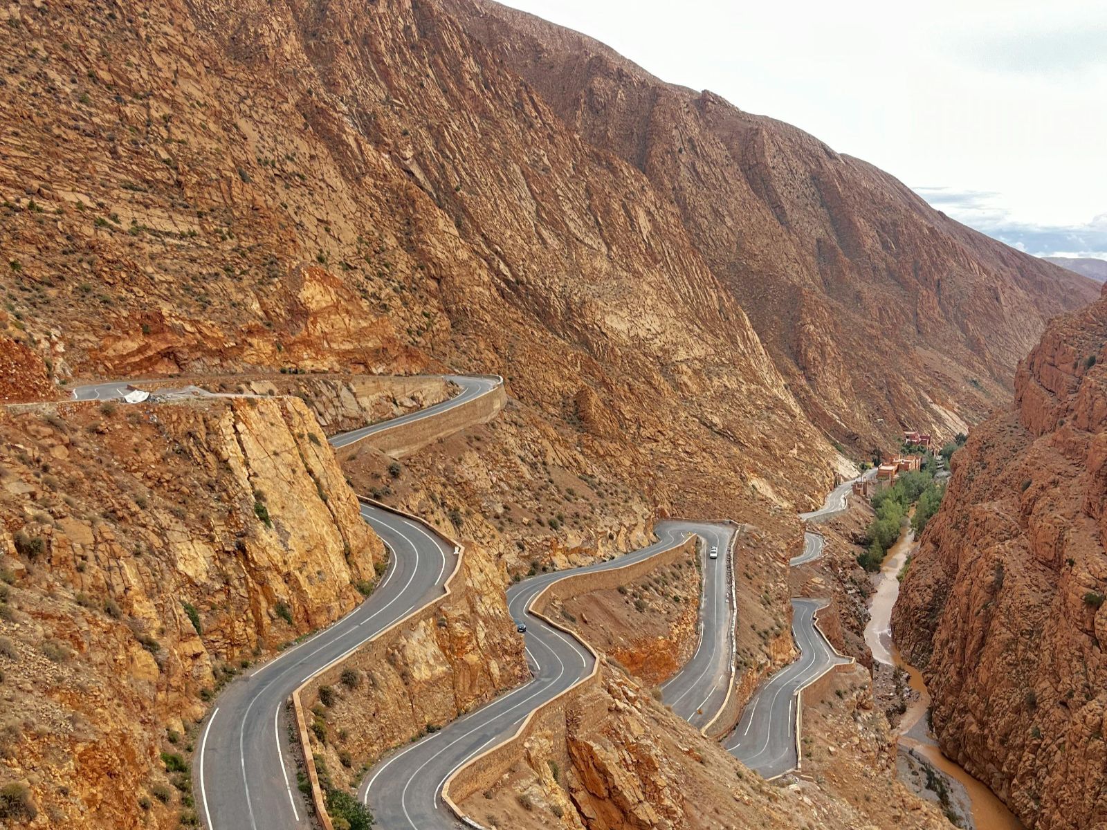 Rondreis Marokko, Dades Vallei, Excursie Canyon Hike, Kronkelende weg tussen rotsen