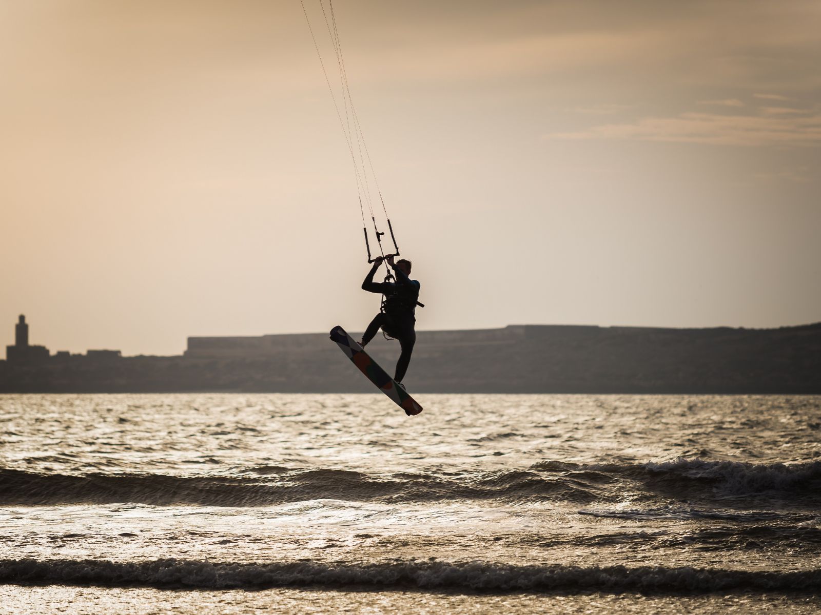 Rondreis Marokko, Essaouira, excursie Kitesurfen, kitesurfer op surfboard