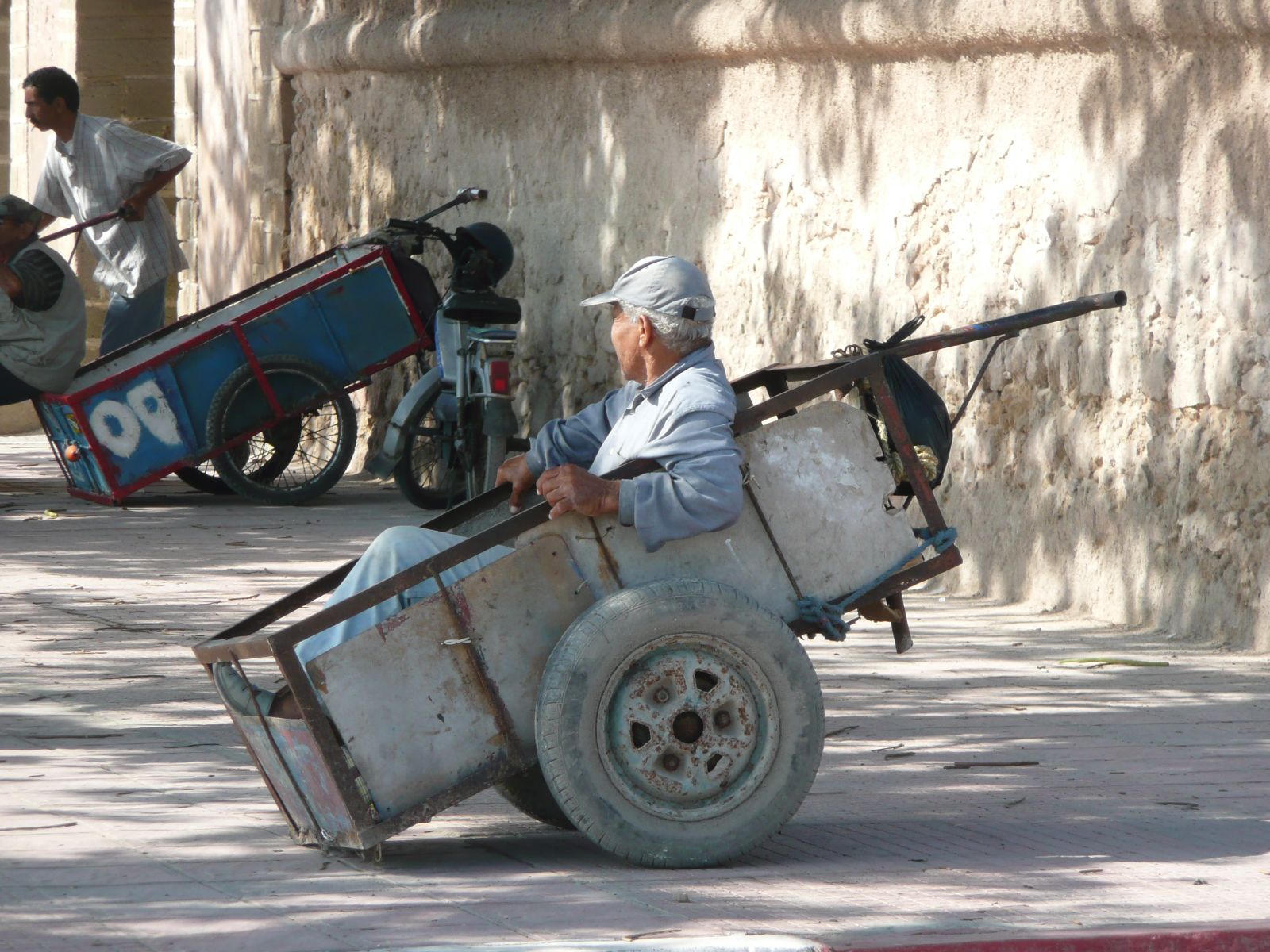 Rondreis Marokko, Essaouira, kar met man