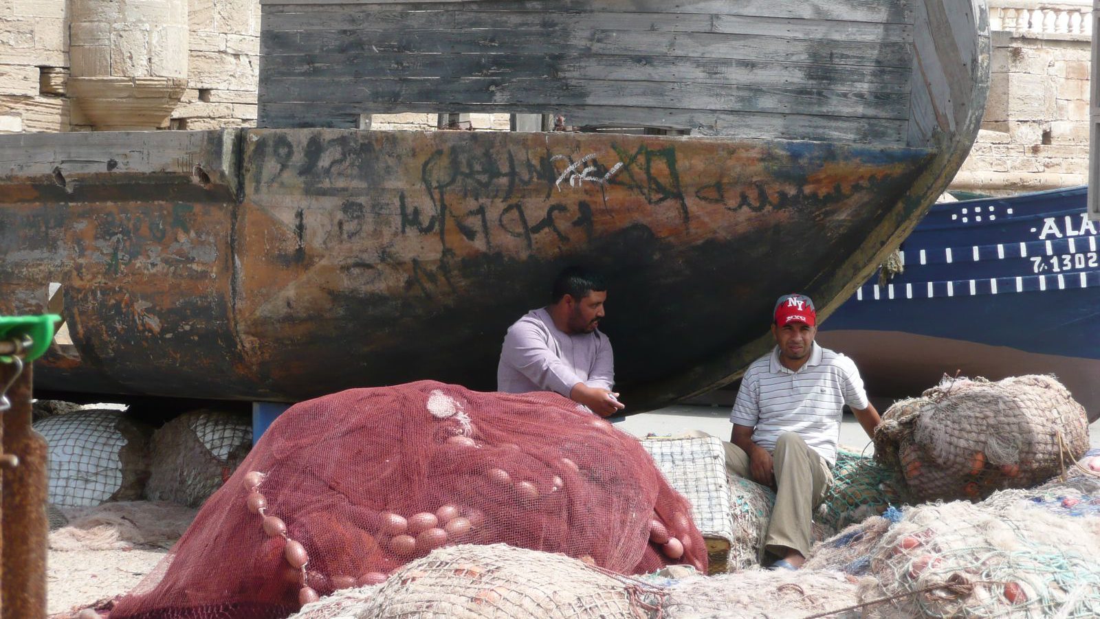 Rondreis Marokko, Essaouira, lokale mannen bij een boot