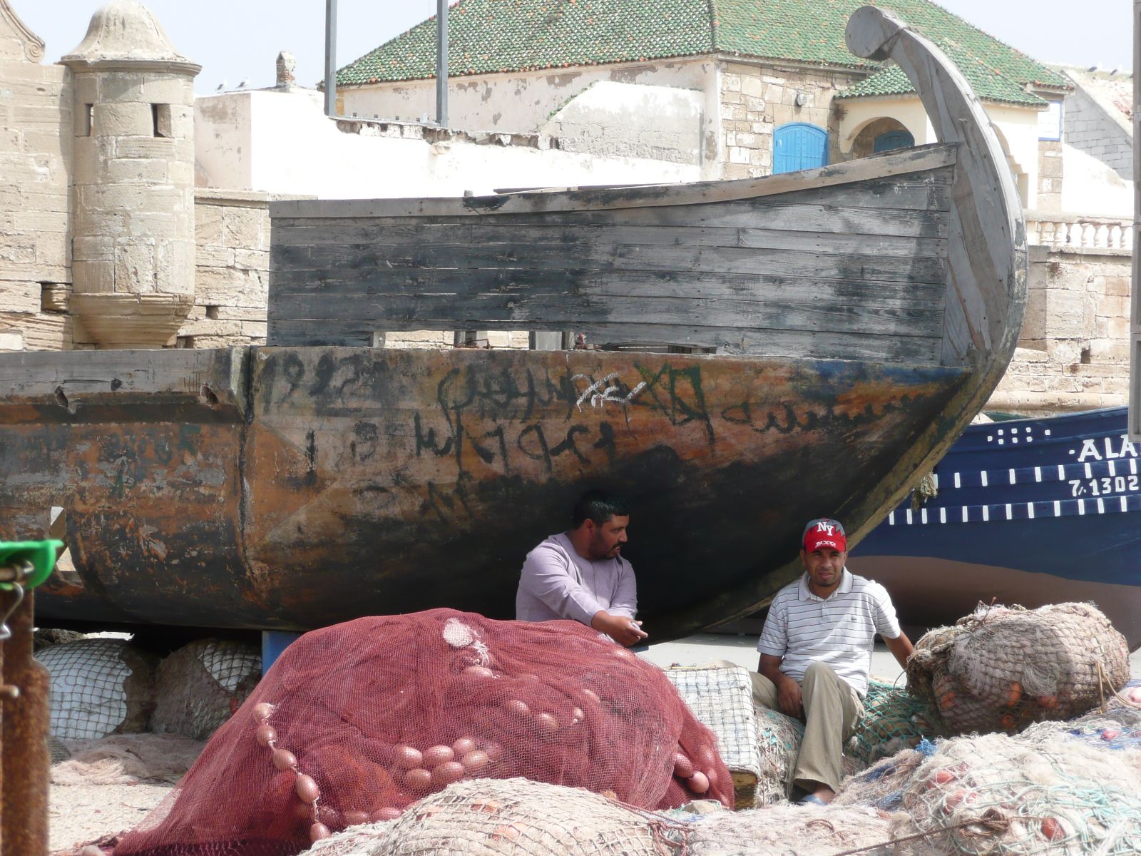 Rondreis Marokko, Essaouira, lokale mannen bij een boot