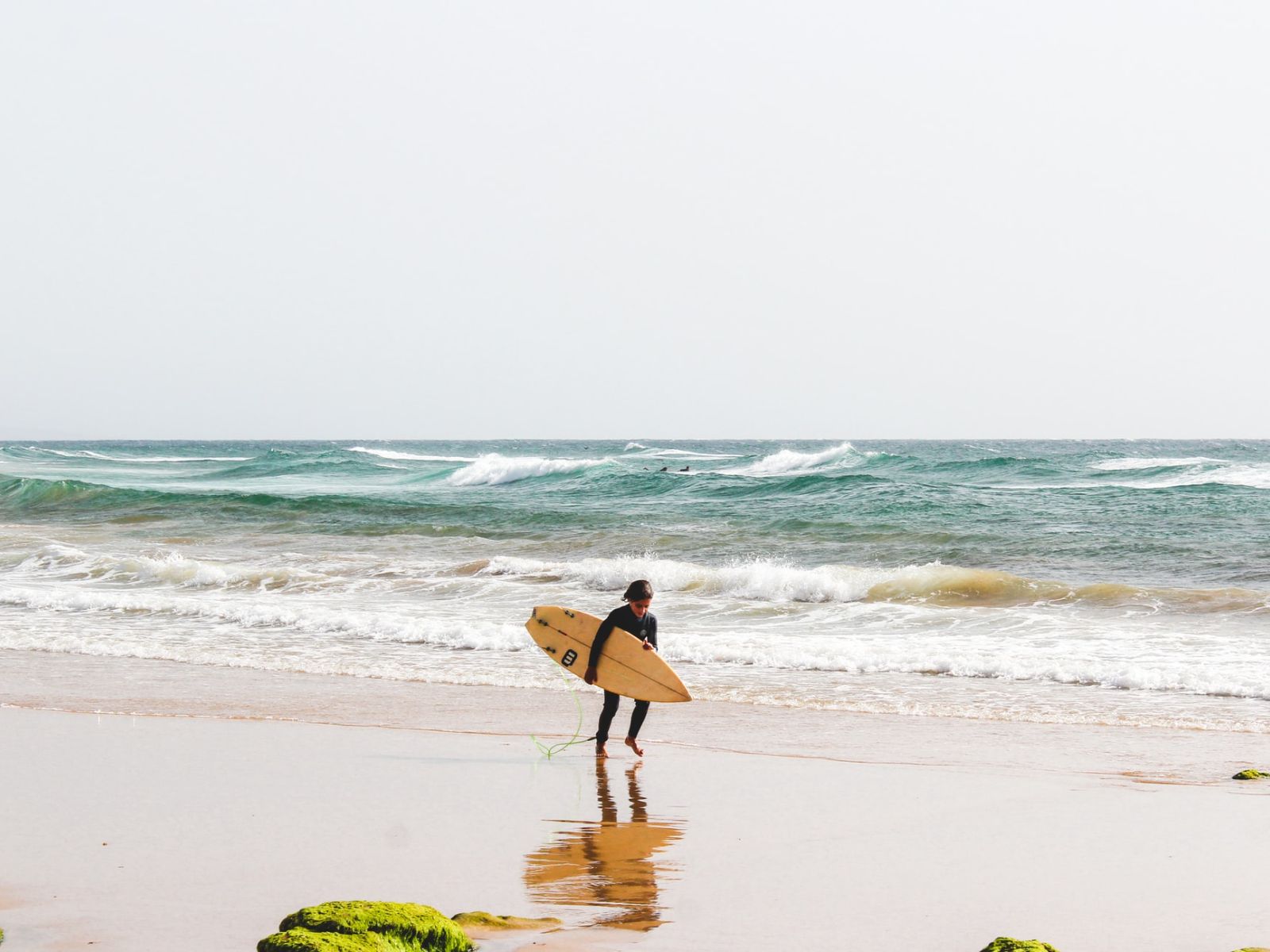 Rondreis Marokko, Essaouira, surfer op het strand