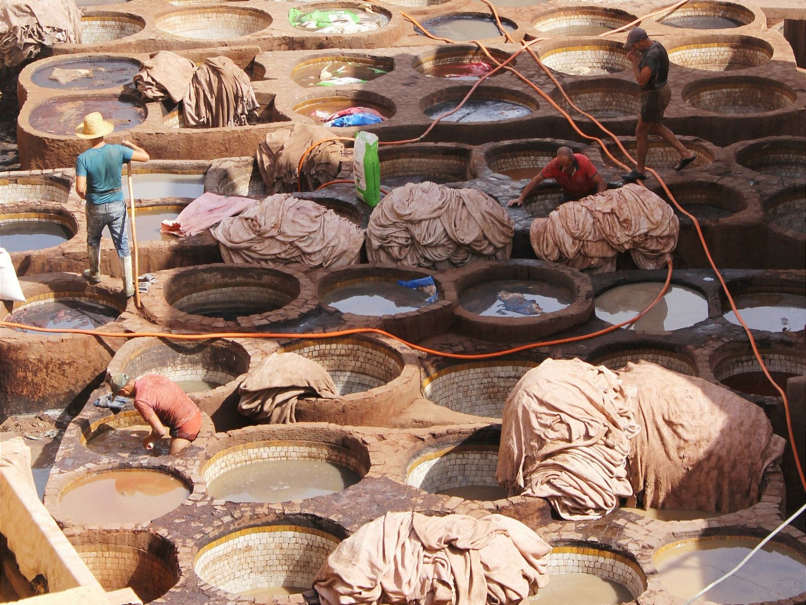 Rondreis Marokko, Fes, Excursie Medina en thee, leerlooierij Chouara Tannery vaten met leer