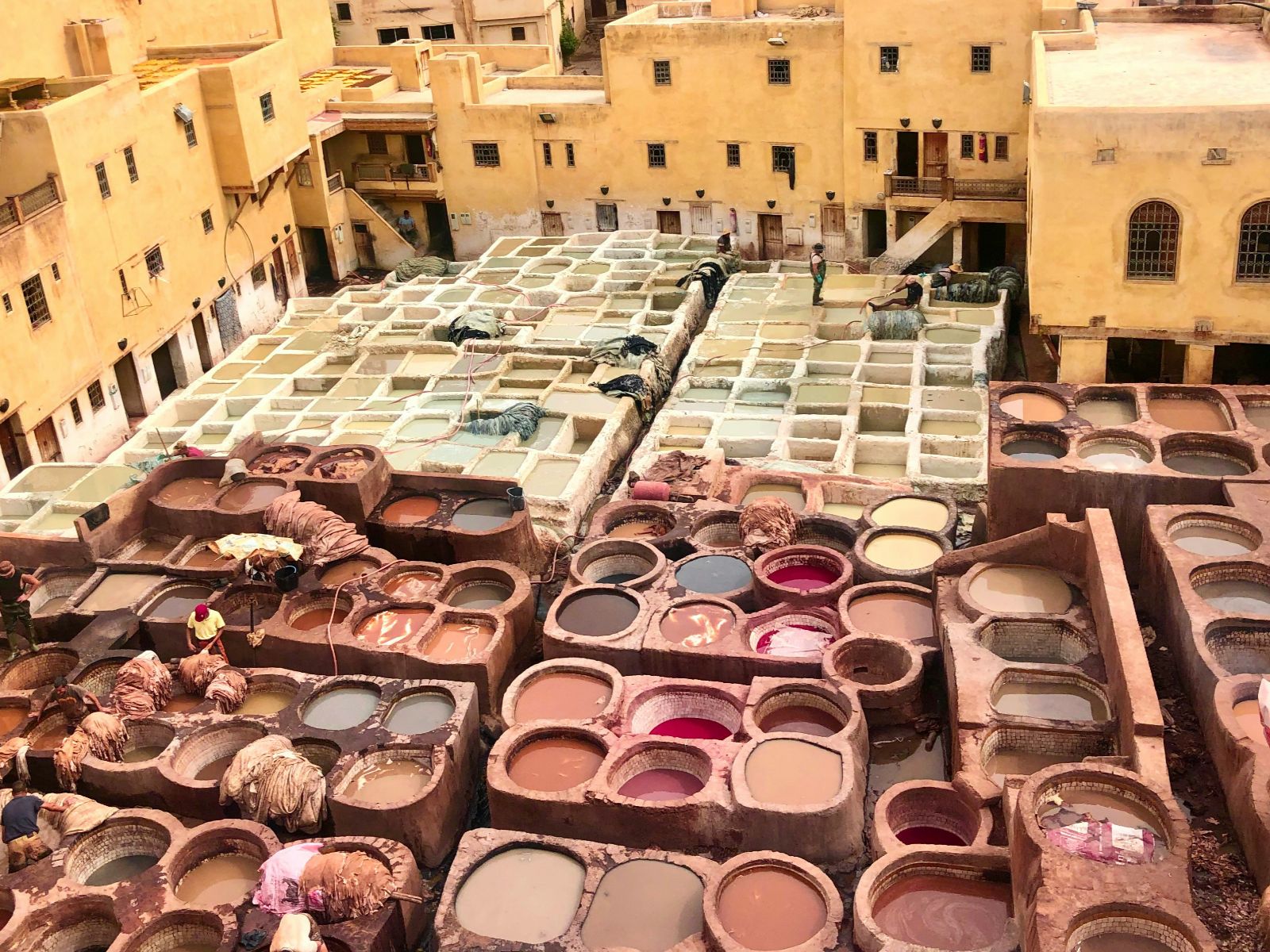 Rondreis Marokko, Fez, bakken met water in de stad