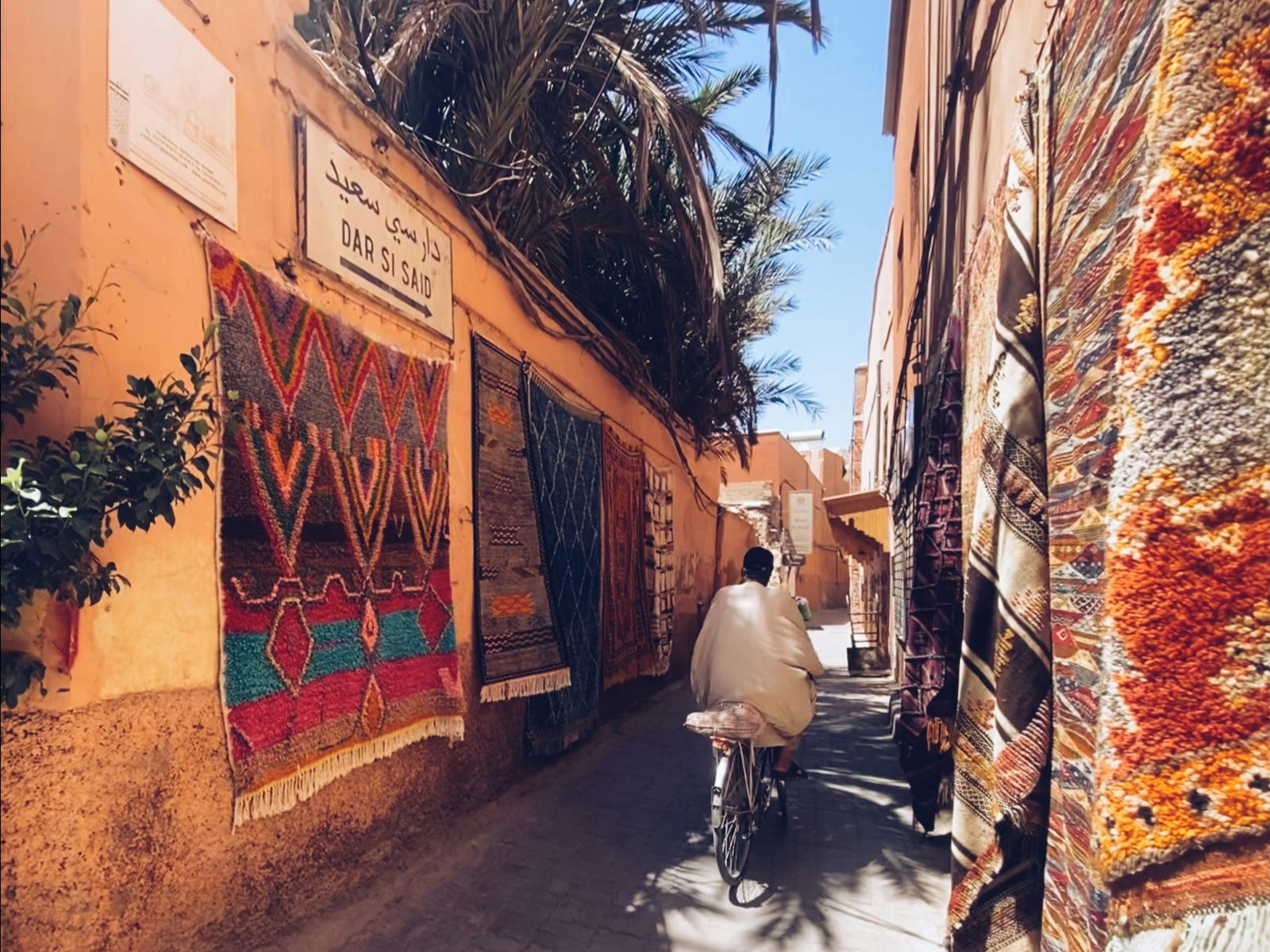 Rondreis Marokko, Marrakech, Excursie Fietsend door Marrakech, fietser in steegje