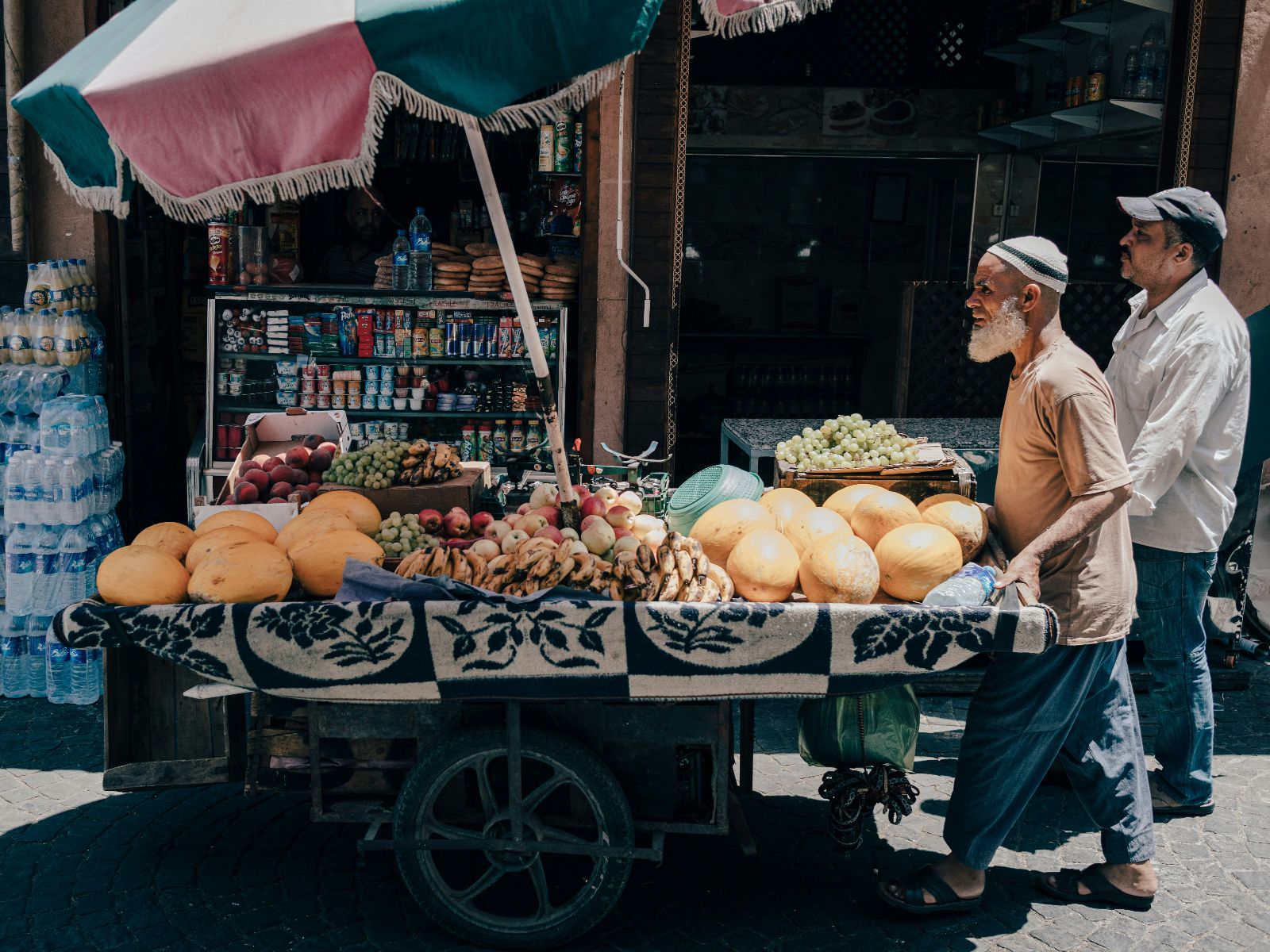Rondreis Marokko, Marrakech, Excursie Fietsend door Marrakech, kar met fruit