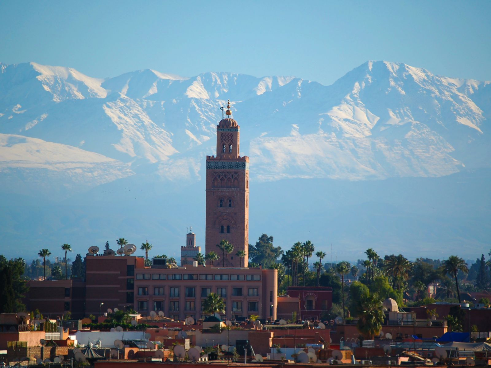 Rondreis Marokko, Marrakech, Excursie Fietsend door Marrakech, toren voor bergen