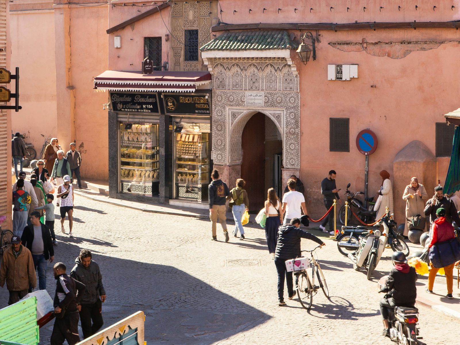 Rondreis Marokko, Marrakech, Stadswandeling Marrakech Medina, mensen op straat