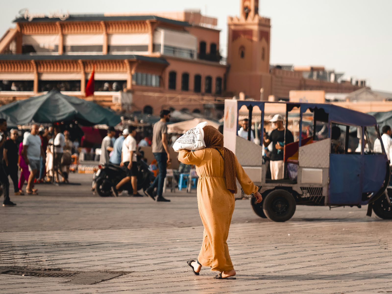 Rondreis Marokko, Marrakech, Stadswandeling Marrakech Medina, vrouw op straat