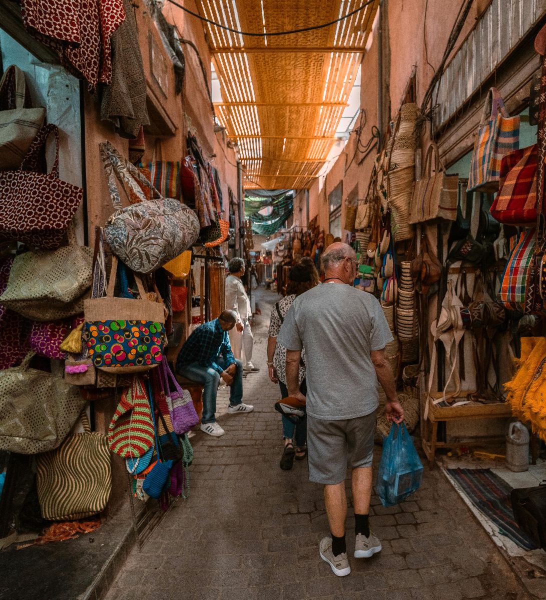Rondreis Marokko, Marrakech, excursie stadswandeling Marrakech medina, mensen kraampjes