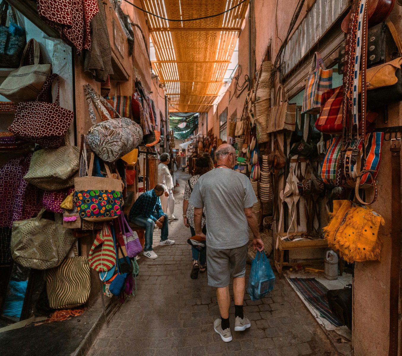 Rondreis Marokko, Marrakech, excursie stadswandeling Marrakech medina, mensen kraampjes