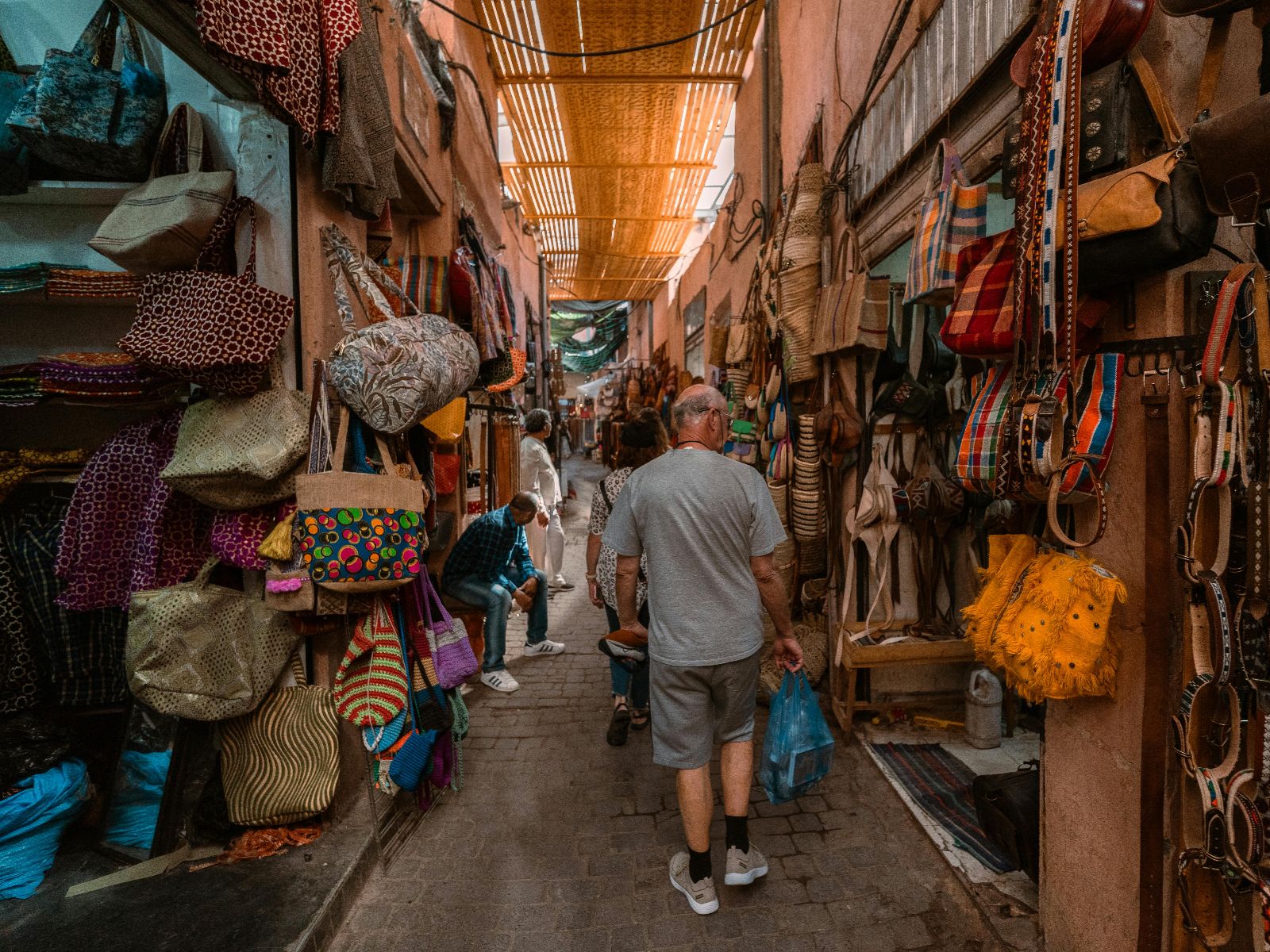 Rondreis Marokko, Marrakech, excursie stadswandeling Marrakech medina, mensen kraampjes
