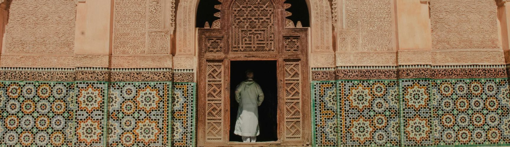Rondreis Marokko, Marrakech, poort met mozaïek