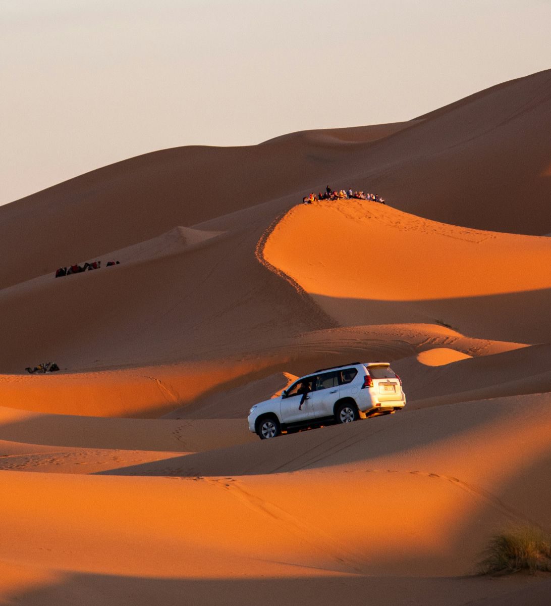 Rondreis Marokko, Merzouga, Excursie 4x4 Avontuur, auto in de woestijn