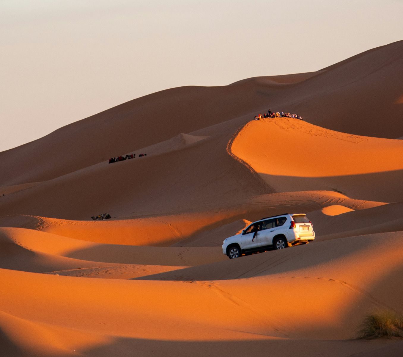 Rondreis Marokko, Merzouga, Excursie 4x4 Avontuur, auto in de woestijn